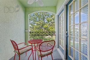 porche con mesa, sillas y puerta de patio en Legacy Villa 1506, en Gulfport