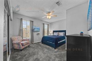 1 dormitorio con 1 cama, 1 silla y ventilador de techo en Legacy Villa 1506, en Gulfport 20 fotos más