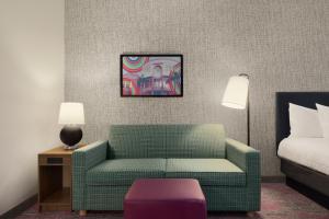 Home2 Suites By Hilton San Juan的休息区