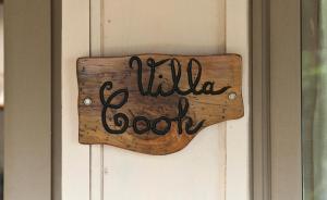 un cartel de madera en una puerta con las palabras "hola puerta" en Robinson's Cove Villas - Deluxe Cook Villa en Papetoai