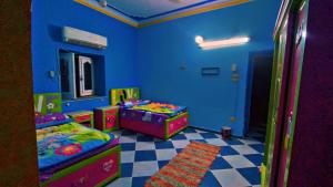 ein Kinderzimmer mit 2 Betten und einem Spiegel in der Unterkunft The white house in Assuan