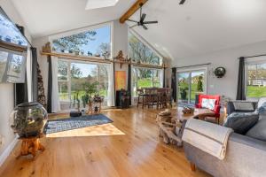 Zen-Designed Guest Suite with PRIVATE 2-mile Trail Loop的休息区