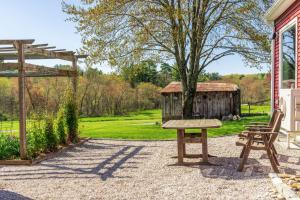 Zen-Designed Guest Suite with PRIVATE 2-mile Trail Loop外面的花园