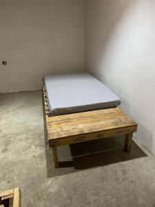 a mattress sitting on a wooden bench in a room at Hostal Casa Monstera in Malucano