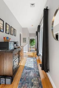 Zen-Designed Guest Suite with PRIVATE 2-mile Trail Loop的厨房或小厨房