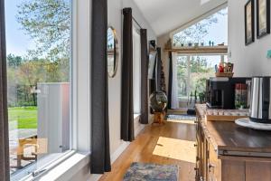 Zen-Designed Guest Suite with PRIVATE 2-mile Trail Loop的厨房或小厨房