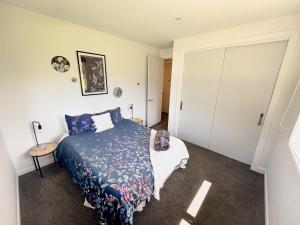 a bedroom with a bed with a blue comforter at The Mathstone in Cromwell