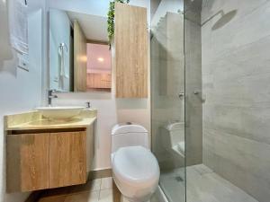 een badkamer met een toilet, een wastafel en een douche bij 94th Street ONCE in Bogota +16 foto's