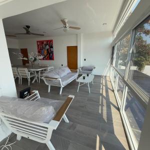 a living room with a bed and a table at House Belle Vue, Tequesquitengo in Tequesquitengo