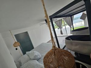 a bedroom with a hammock and a sink and a bed at House Belle Vue, Tequesquitengo in Tequesquitengo