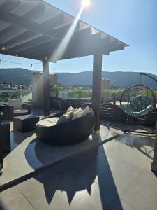 um pneu grande em cima de um pátio em Residencial Flórida I em Bombinhas