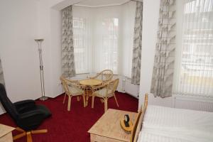 布隆貝爾格的住宿－德意誌之家酒店，客厅配有桌椅和1张床