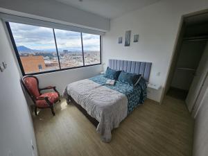 um quarto com uma cama e uma janela grande em Moderno Apto 1HAB para 2 hasta 4 personas con Vista Panorámica en Usaquén, WiFi Rápido y Cocina Equipada em Bogotá mais 5 fotografias
