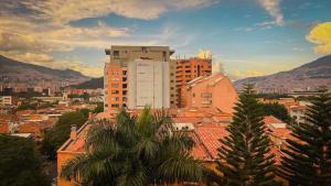 a view of a city with a tall building at Edificio Atalanta en el corazón de Medellín in Medellín