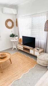 Televiisor ja/või meelelahutuskeskus majutusasutuses Beach Bungalow Yeppoon