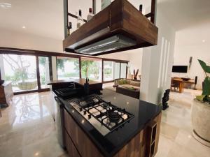 Η κουζίνα ή μικρή κουζίνα στο Villa Cantik Lombok
