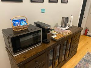 UxbridgeZen-Designed Guest Suite with PRIVATE 2-mile Trail Loop的木桌上的一个微波炉