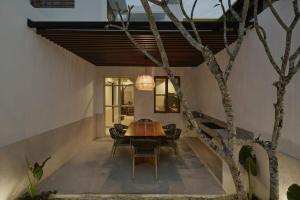 a dining room with a wooden table and chairs at Casa Meraki Mérida - Paseo de Montejo in Mérida
