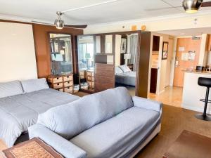 Posezení v ubytování Ilikai Apt 2127 - Spacious Studio with Spectacular Ocean & Harbor Views