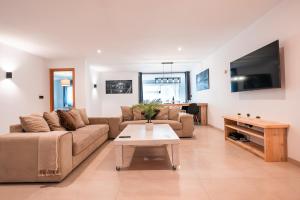 Μια τηλεόραση ή/και κέντρο ψυχαγωγίας στο Luxurious Apartment in Javea near Beach