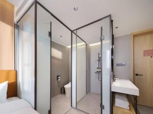 Ein Badezimmer in der Unterkunft 桔作酒店（郑州经开中原福塔东地铁站店）