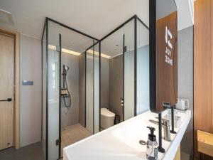 Ein Badezimmer in der Unterkunft 桔作酒店（郑州经开中原福塔东地铁站店）
