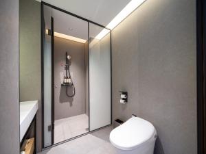 Ein Badezimmer in der Unterkunft 桔作酒店（郑州经开中原福塔东地铁站店）