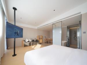Ein Bett oder Betten in einem Zimmer der Unterkunft 桔作酒店（郑州经开中原福塔东地铁站店）
