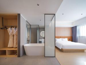 Ein Bett oder Betten in einem Zimmer der Unterkunft 桔作酒店（郑州经开中原福塔东地铁站店）
