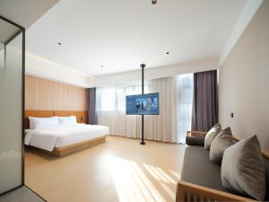 Ein Bett oder Betten in einem Zimmer der Unterkunft 桔作酒店（郑州经开中原福塔东地铁站店）