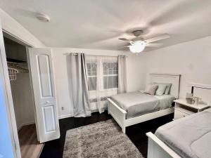 a bedroom with two beds and a ceiling fan at 30minNYC 15minEWR10minDreamMall in Belleville