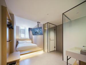 Ein Bett oder Betten in einem Zimmer der Unterkunft 桔作酒店（郑州经开中原福塔东地铁站店）