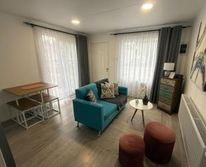 a living room with a blue couch and a table at Departamento Pinela in Punta Arenas