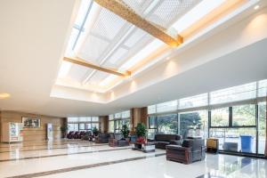 an open lobby with a large skylight at Chengdu Joyhub Cheer Hotel in Shuangliu