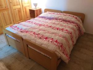 a bed with a quilt on it in a room at Sandra's Tavern in Cerise