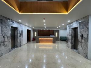 索姆纳特Hotel Madhukta Inn的中间设有前台的大型大堂