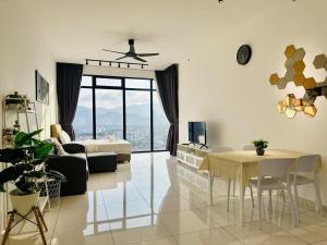 Televisyen dan/atau pusat hiburan di 2BR Georgetown Luxury Suite #RooftopPool #Beacon