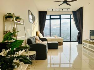 Televisyen dan/atau pusat hiburan di 2BR Georgetown Luxury Suite #RooftopPool #Beacon
