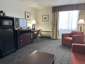 TV a/nebo společenská místnost v ubytování Quality Inn & Suites Everett