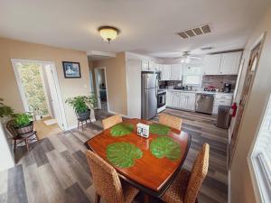 Kuchyň nebo kuchyňský kout v ubytování Relaxing 2BR 2BA 3mi to Wildwood