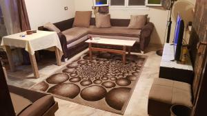 una sala de estar con un sofá y una mesa en موقع متميز, en Al Ma‘şarah al Maḩaţţah
