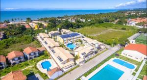 eine Luftaufnahme eines Resorts mit Swimmingpool in der Unterkunft Apart Mont hebrom Rede tonziro in Porto Seguro