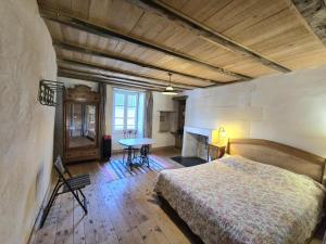 Ένα ή περισσότερα κρεβάτια σε δωμάτιο στο Gîte de charme avec cour enherbée, proche rivière - FR-1-616-464