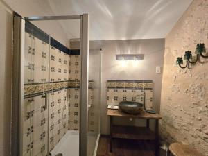 Ένα μπάνιο στο Gîte de charme avec cour enherbée, proche rivière - FR-1-616-464