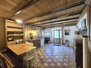 Η κουζίνα ή μικρή κουζίνα στο Gîte de charme avec cour enherbée, proche rivière - FR-1-616-464 +20 φωτογραφίες