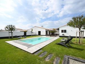 a swimming pool in the yard of a house at Maison spacieuse avec parking proche de la mer - FR-1-434-117 in Ars-en-Ré