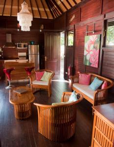 O zonă de relaxare la Robinson's Cove Villas - Deluxe Wallis Villa