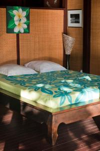 A bed or beds in a room at Robinson's Cove Villas - Deluxe Wallis Villa