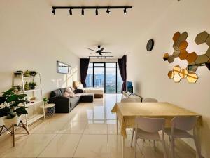 Ruang duduk di Elegant 2BR Luxury Suite in Haaven