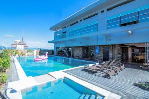Bazén v ubytování Greenhills Elan Hotel Modern - Newly Renovated nebo v jeho okolí